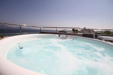 Jacuzzi en la terraza superior