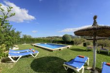 Piscina privada con vistas a la montaña, hamacas y jardín en Villa Catalina cerca de Alcudia, Mallorca