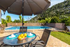 Terraza con mobiliario de jardín junto a la piscina vallada ideal para familias