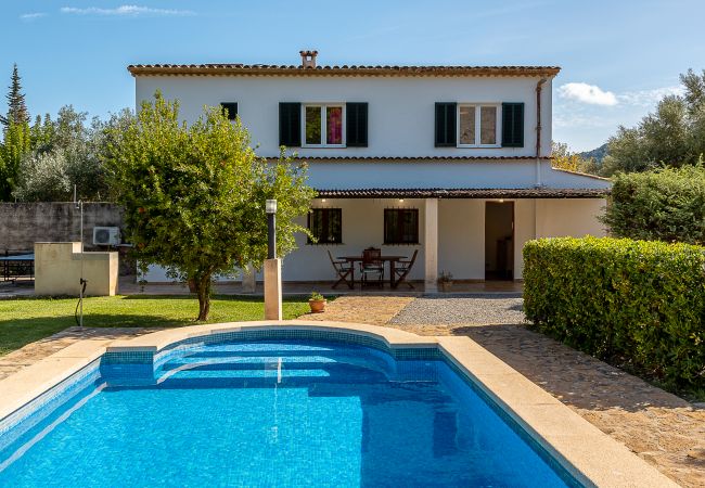 Villa con piscina en Pollença – Alquiler vacacional Mallorca Fachada de la villa con piscina y porche en Pollença, Mallorca
