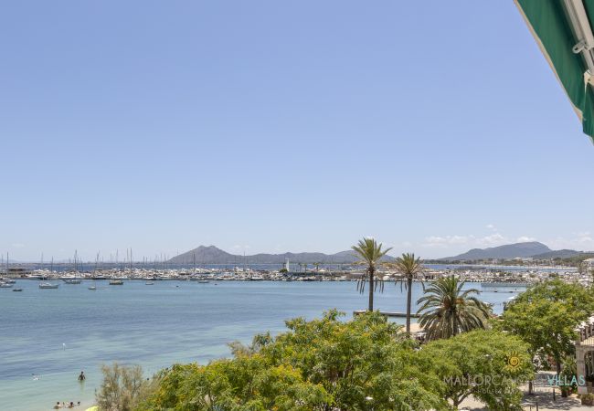 Apartamento en Puerto de Pollensa con vistas al puerto y al mar. Vistas al puerto y al mar desde apartamento en alquiler en Puerto de Pollensa, Mallorca.