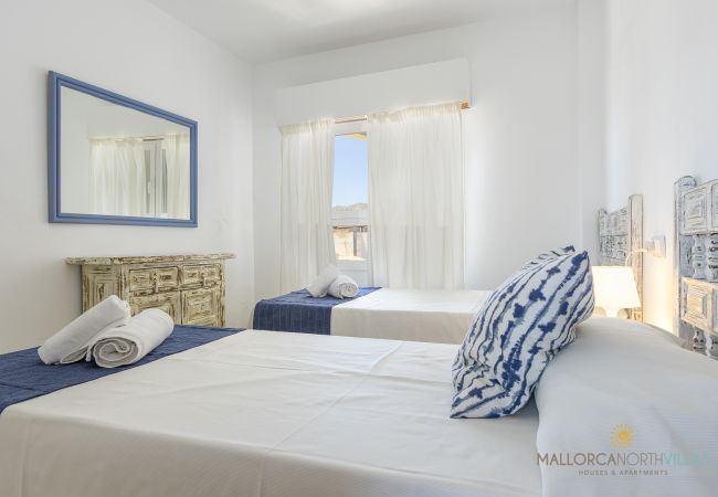 Dormitorio con dos camas individuales en Puerto de Pollensa Dormitorio con dos camas individuales, decoración blanca y azul