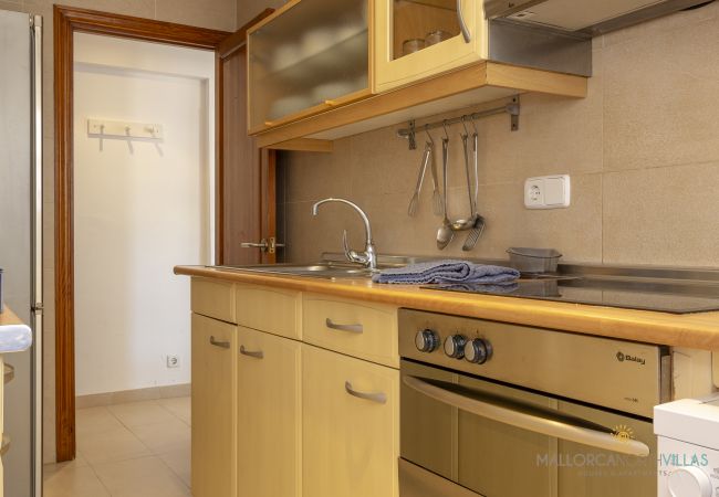 Cocina equipada en apartamento de Puerto de Pollensa Cocina funcional con horno, vitrocerámica y fregadero en Pollensa