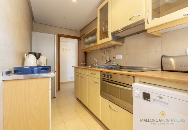 Cocina completa con electrodomésticos en Pollensa Cocina alargada con horno, lavavajillas y pequeños electrodomésticos