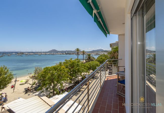 Balcón con vistas al paseo y al mar en Puerto de Pollensa Balcón con barandilla metálica y vistas al paseo y la playa de Pollensa