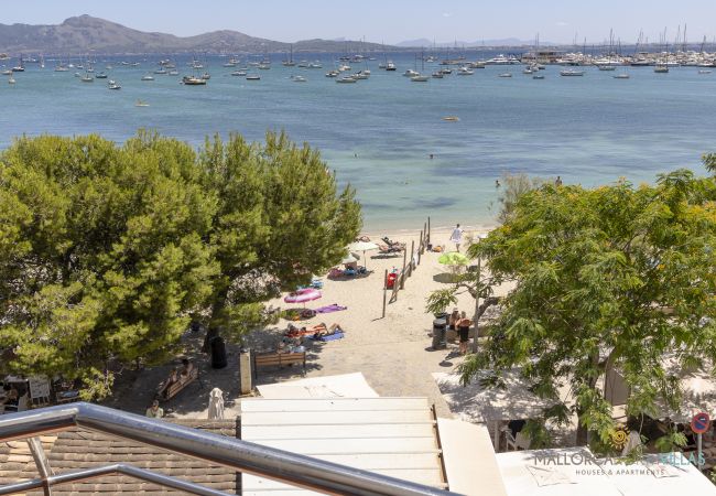 Vistas directas a la playa desde el apartamento en Pollensa Vista desde el apartamento a la playa de arena y el mar en Puerto Pollensa
