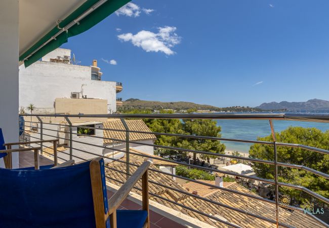 Apartamento en Puerto de Pollensa con terraza y vistas al mar. Terraza privada con vistas al mar en apartamento de alquiler en Puerto de Pollensa, Mallorca.