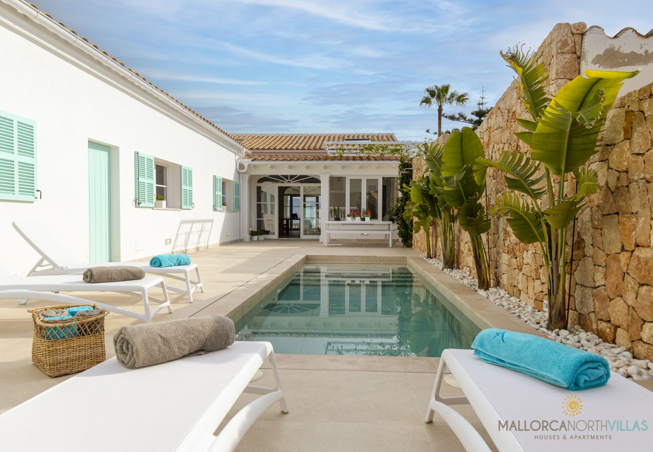 Piscina privada con tumbonas en Villa Veles Dos  