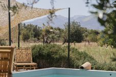 Piscina privada con vistas al campo y la Serra de Tramuntana en Mallorca.