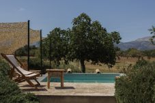 Piscina con tumbonas y vistas a la Serra de Tramuntana en finca rural mallorquina.