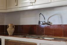 Cocina rústica con fregadero tradicional en Villa Sa Mata Campanet