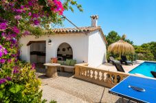 Terrazas y piscina privada en Villa Gorgs Petit