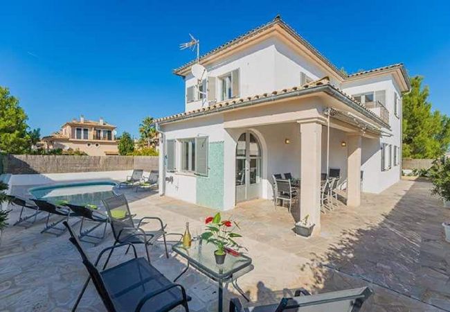 Große Terrasse mit überdachter Veranda und Schwimmbad Große Terrasse mit überdachter Veranda und Schwimmbad