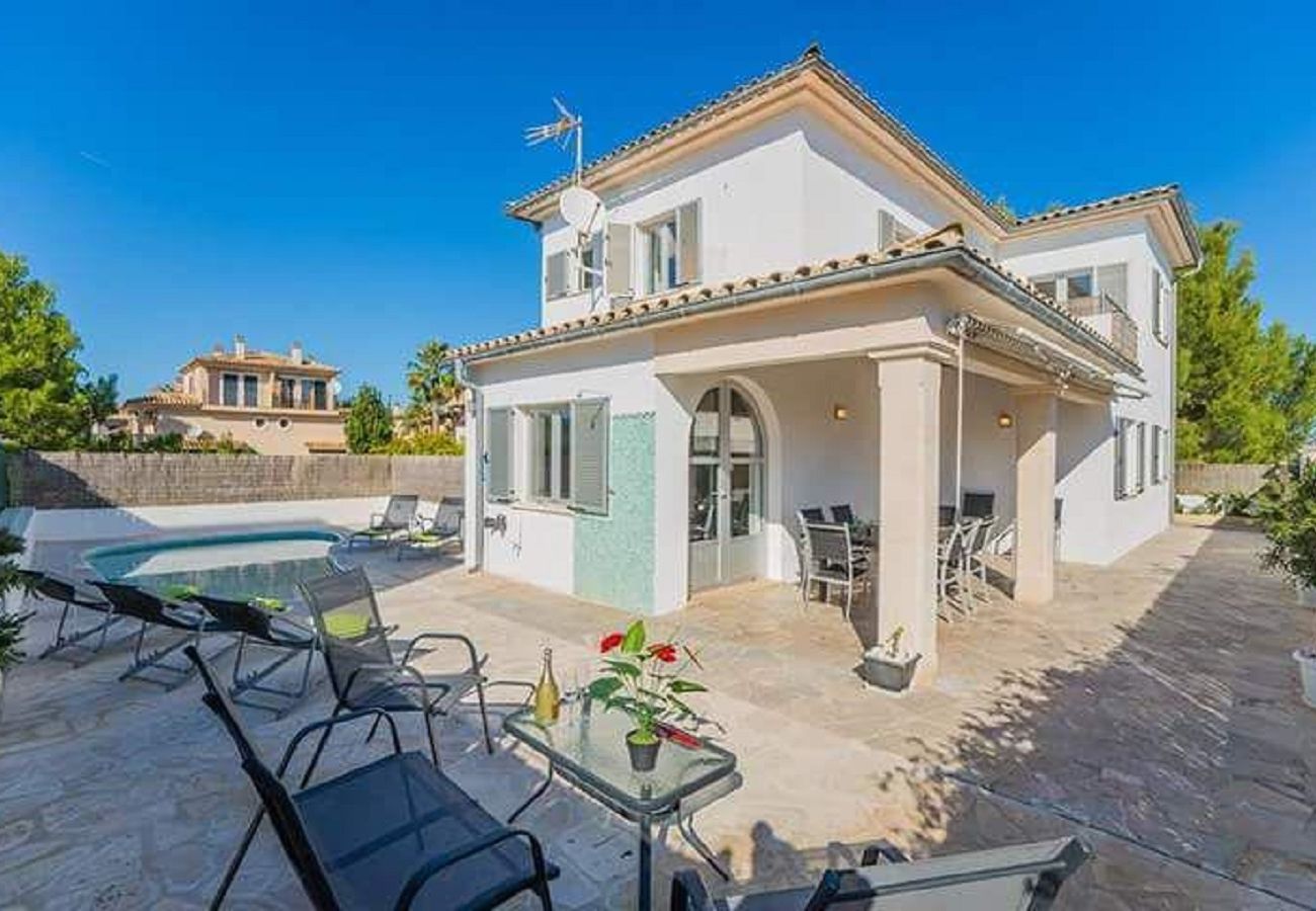 Große Terrasse mit überdachter Veranda und Schwimmbad Große Terrasse mit überdachter Veranda und Schwimmbad