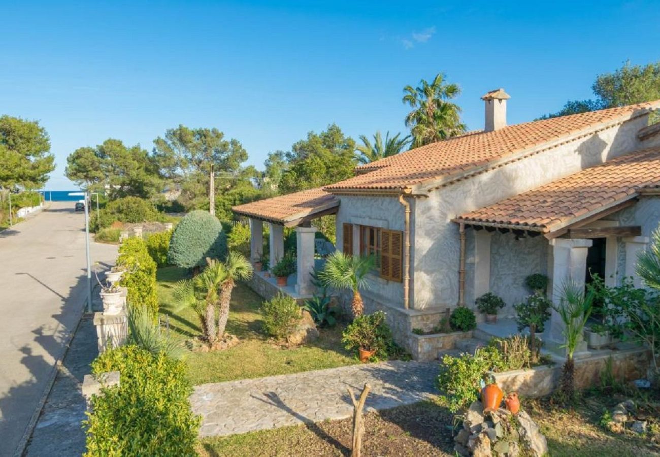 Fassade und Straße de la Villa Villa in Puerto Pollensa - VILLA GINEBRO