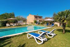 Privater Pool mit Sonnenliegen in der Villa Sa Mata im Garten