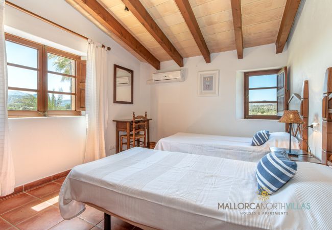 Twin bedroom with two beds and air conditioning Twin bedroom with two single beds, beamed ceiling and air conditioning in rural house
