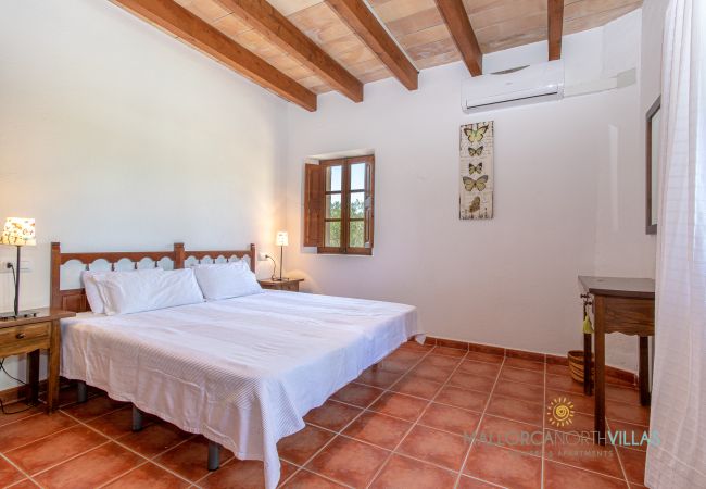 Double bedroom with air conditioning and exterior window Double bedroom with large bed, air conditioning and a window with exterior views.