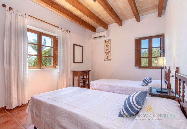 Twin bedroom with air conditioning and garden views Room with two single beds, air conditioning and garden views from the windows.