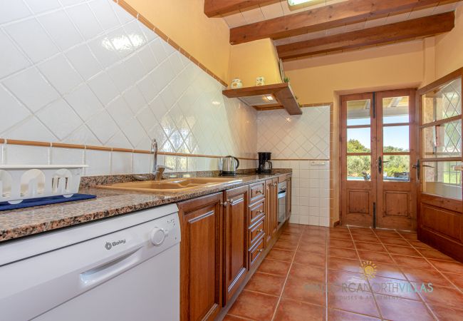 Rustic kitchen with garden access Rustic kitchen with appliances, granite countertop and access to the garden terrace