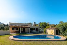 Large garden, swimming pool and covered terrace of villa Pou Embroix