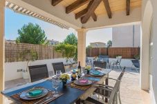 Covered terrace with large table and chairs 