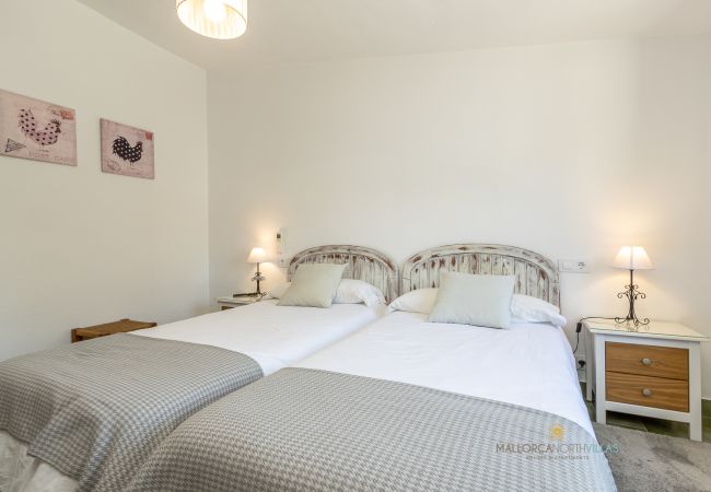 La Sort Llarga Double Bedroom – Two single beds Pollença Bedroom with two single beds and cozy decoration at La Sort Llarga, Pollença