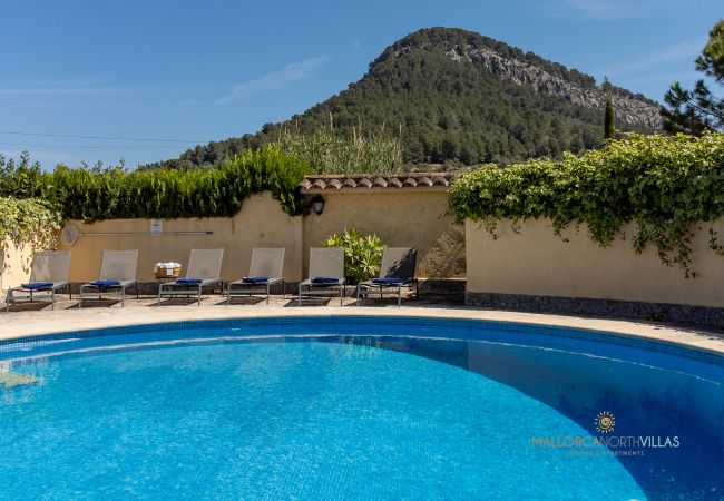 Private pool at La Sort Llarga – Villa in Pollença, Mallorca Circular pool with sun loungers at La Sort Llarga villa, Pollença, Mallorca