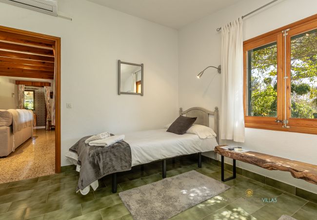 La Sort Llarga Single Bedroom – Room in Pollença Single bedroom with garden view window at La Sort Llarga, Pollença