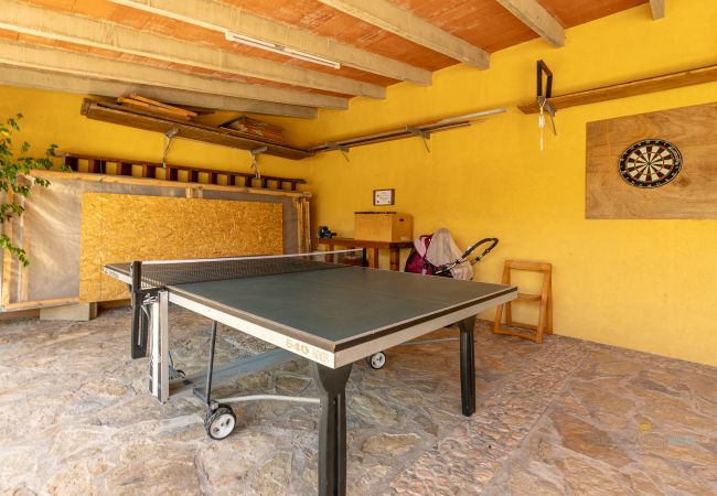 La Sort Llarga Exterior – Games area in Pollença Ping-pong table and dartboard in the games area at La Sort Llarga, Pollença