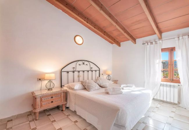 Double bed room with light colours, air conditioning and heating. Double bed room with light colours, air conditioning and heating.