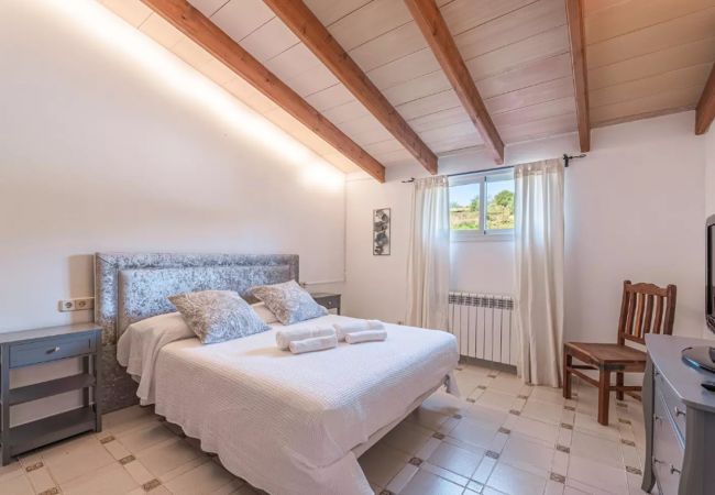 Spacious bedroom with TV, heating, a/c and bathroom. Spacious bedroom with TV, heating, a/c and bathroom.