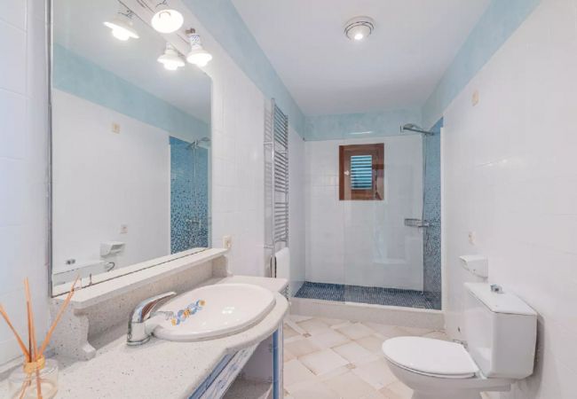 Modern and spacious bathroom with shower Modern and spacious bathroom with shower
