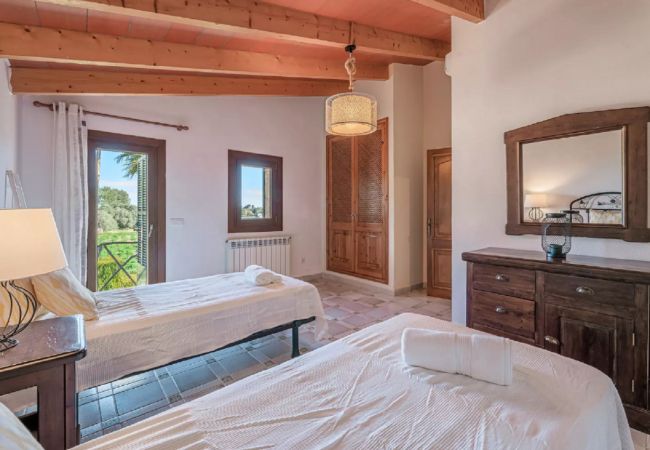 Spacious room with Single beds, wardrobe and view of the garden. Spacious room with two single beds, wardrobe and nice view of the garden.
