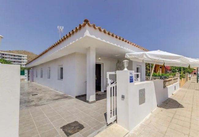 Façade et patio latéral de la villa Casa Blanca à Puerto Alcudia