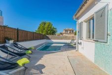 Terrasse arrière et grande piscine  