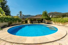 Piscine privée ronde avec terrasse, transats et vue sur la montagne de la maison rurale La Sort Llarga, Pollença