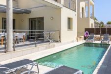 Piscine privée avec transats et terrasse à la Villa Albufera Majorque 