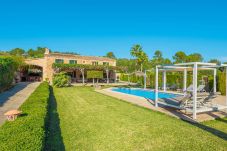 Magnifique jardin avec piscine , chaises longues et lits balinais.