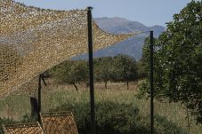 Transats en bambou au bord de la piscine avec vue sur la Serra de Tramuntana.
