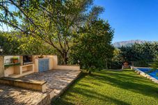 Barbecue extérieur avec jardin, piscine et vue montagne à Pollensa Majorque