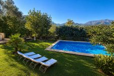 Piscine privée avec transats, jardin et barbecue avec vue montagne à Pollensa Majorque