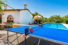 Piscine et table de ping-pong à Villa Gorgs Petit