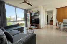 Salon moderne de l'Appartement Llenaire à Port de Pollença avec Smart TV et grandes baies vitrées.